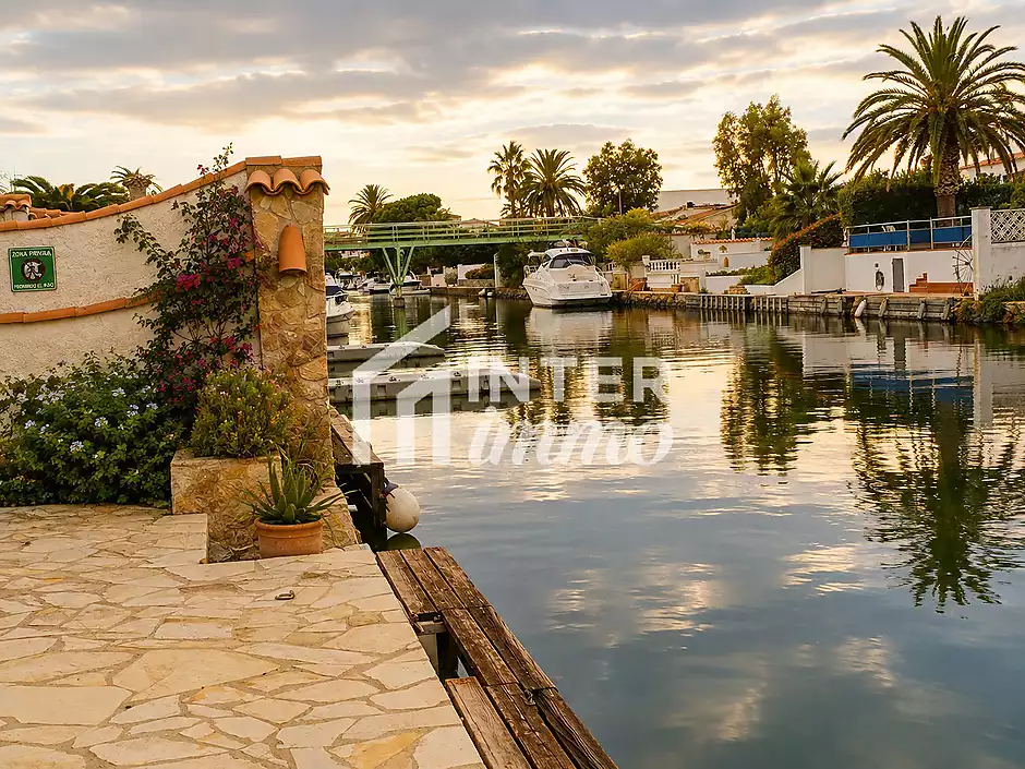 Vil·la amb caràcter, parcel·la de 500 m² i amarratge privat a Empuriabrava - foto 28 de 33