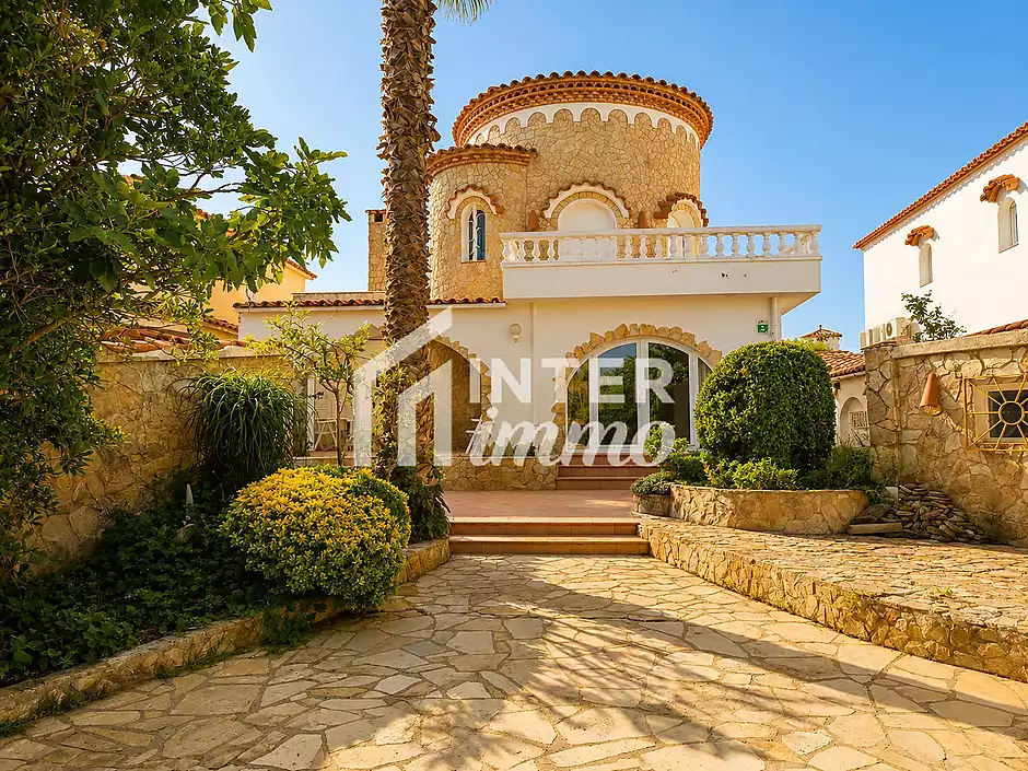 Vil·la amb caràcter, parcel·la de 500 m² i amarratge privat a Empuriabrava - foto 31 de 33