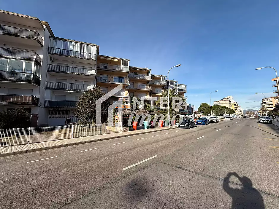 Amplio y luminoso apartamento situado a pocos pasos de la playa, ideal para disfrutar del mar y de t - foto 1 de 40
