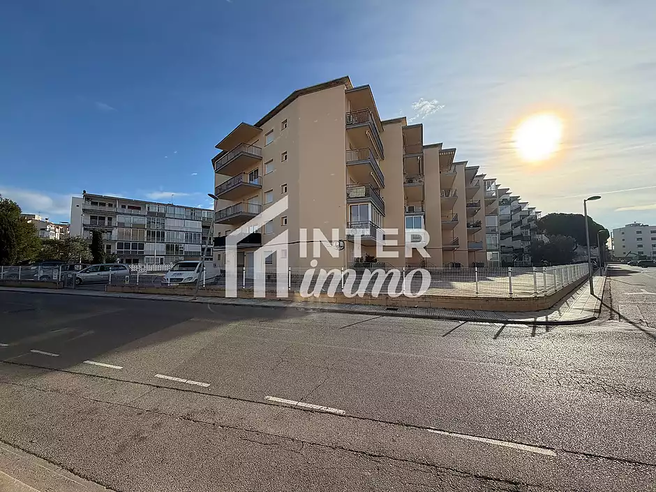 Amplio y luminoso apartamento situado a pocos pasos de la playa, ideal para disfrutar del mar y de t - foto 7 de 40