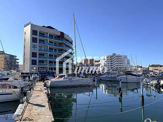 Amarrador de 3 x 8 metres, per a embarcacions de vela i de motor.