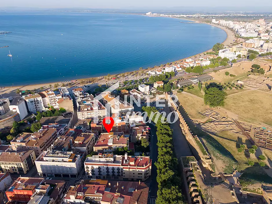 Appartement en plein centre-ville, &agrave; seulement 250 m&egrave;tres de la plage - photo 1 sur 34