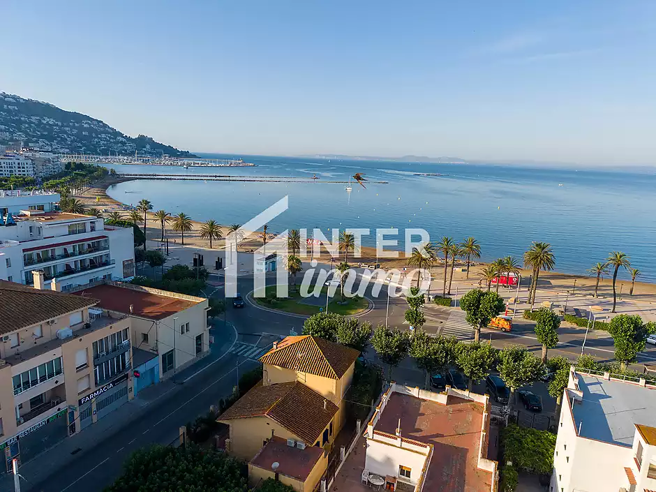 Appartement en plein centre-ville, &agrave; seulement 250 m&egrave;tres de la plage - photo 2 sur 34