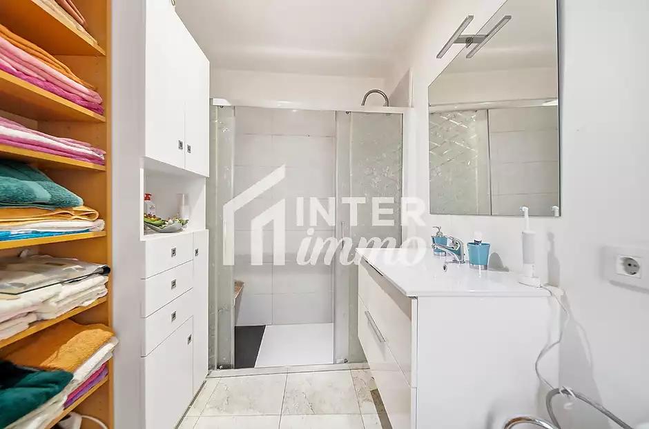 Appartement en plein centre-ville, &agrave; seulement 250 m&egrave;tres de la plage - photo 21 sur 34