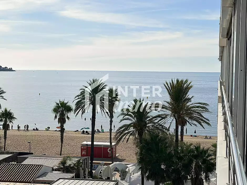 Primera línea, vista al mar, parking, piscinas y jardines sobre la playa. - foto 1 de 60