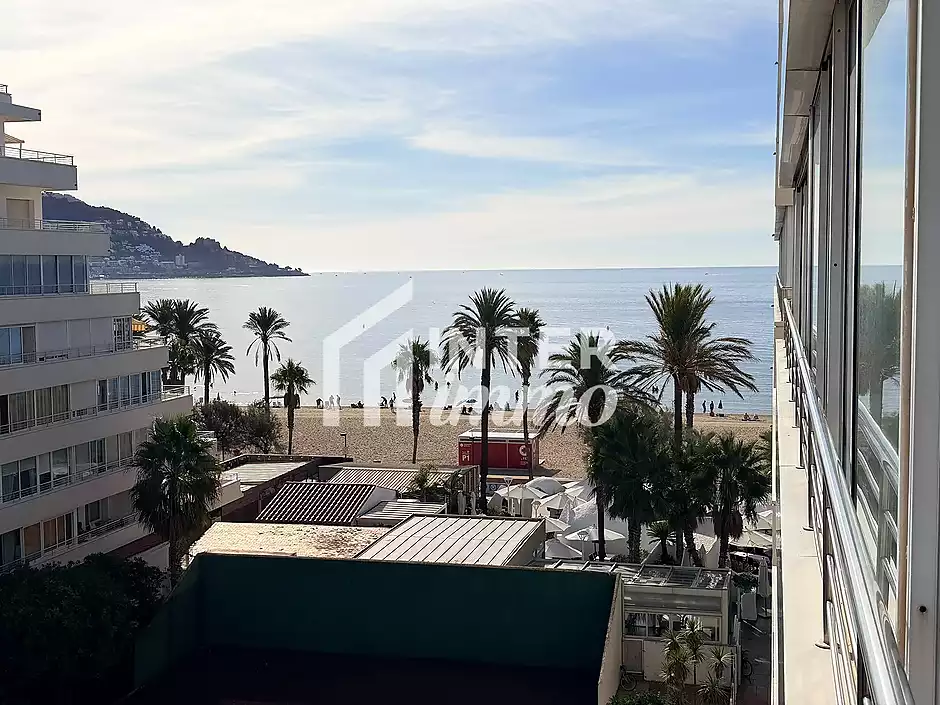 Primera línea, vista al mar, parking, piscinas y jardines sobre la playa. - foto 2 de 60