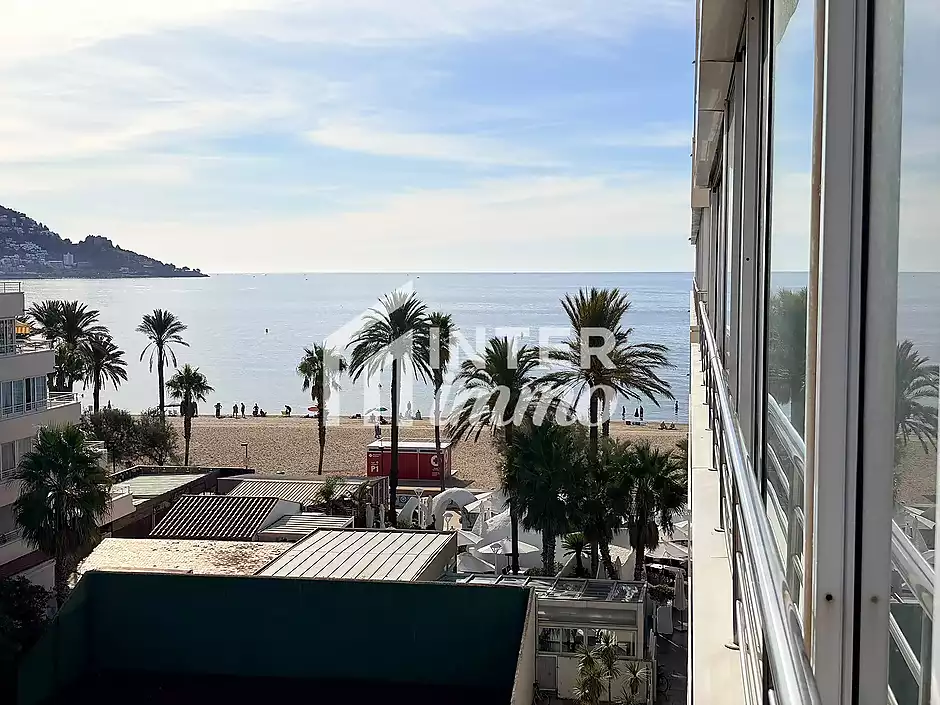 Primera línea, vista al mar, parking, piscinas y jardines sobre la playa. - foto 3 de 60