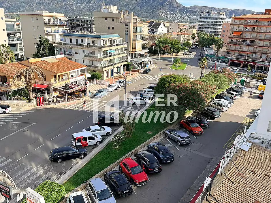Primera línea, vista al mar, parking, piscinas y jardines sobre la playa. - foto 6 de 60