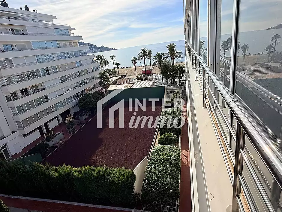 Primera línea, vista al mar, parking, piscinas y jardines sobre la playa. - foto 7 de 60