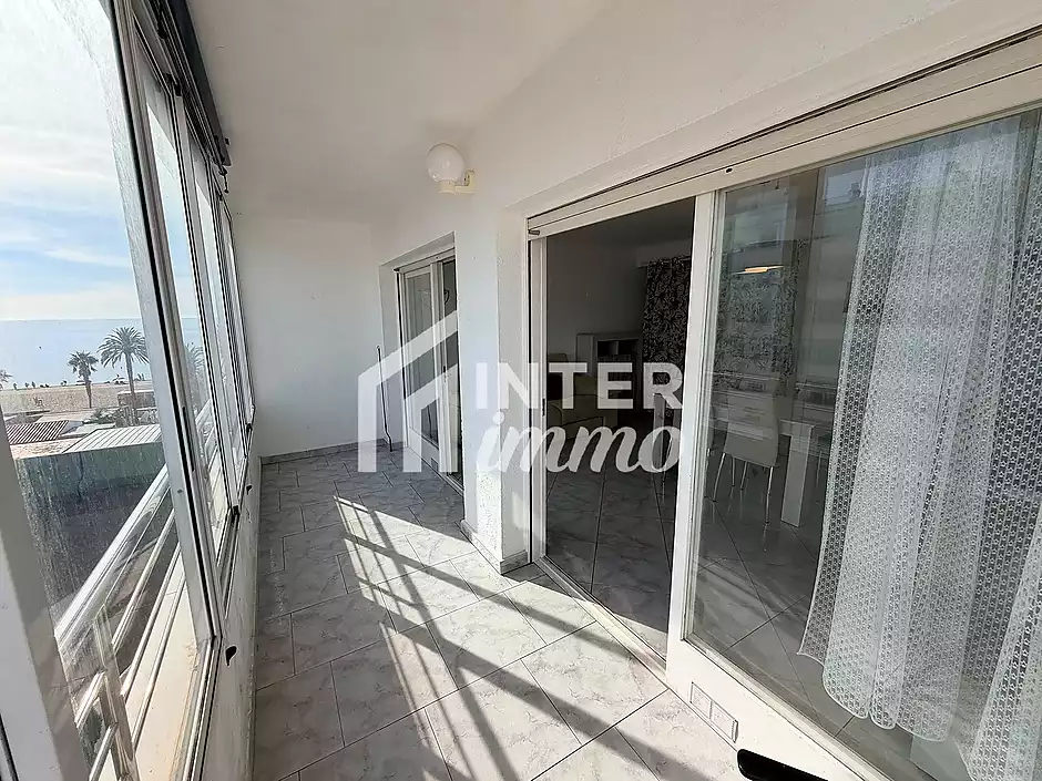 Primera línea, vista al mar, parking, piscinas y jardines sobre la playa. - foto 8 de 60