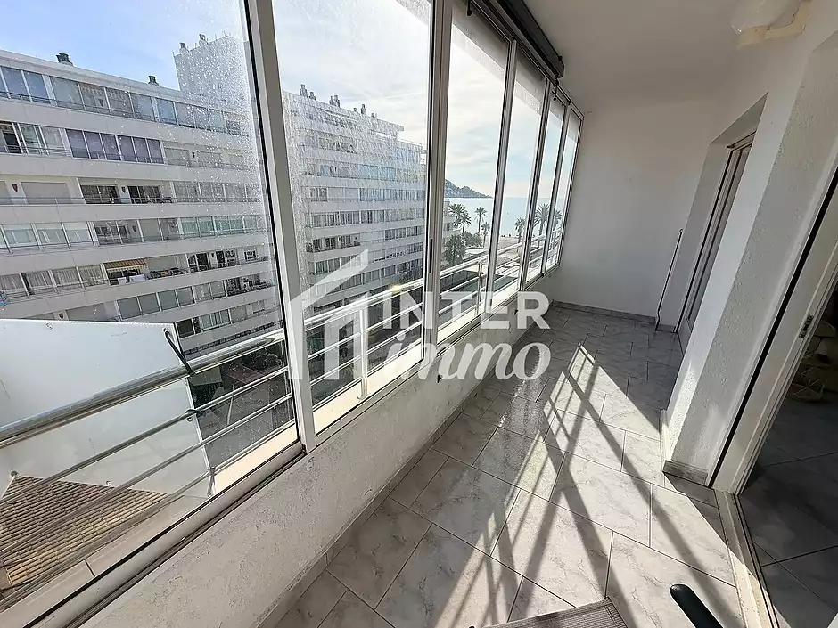 Primera línea, vista al mar, parking, piscinas y jardines sobre la playa. - foto 9 de 60