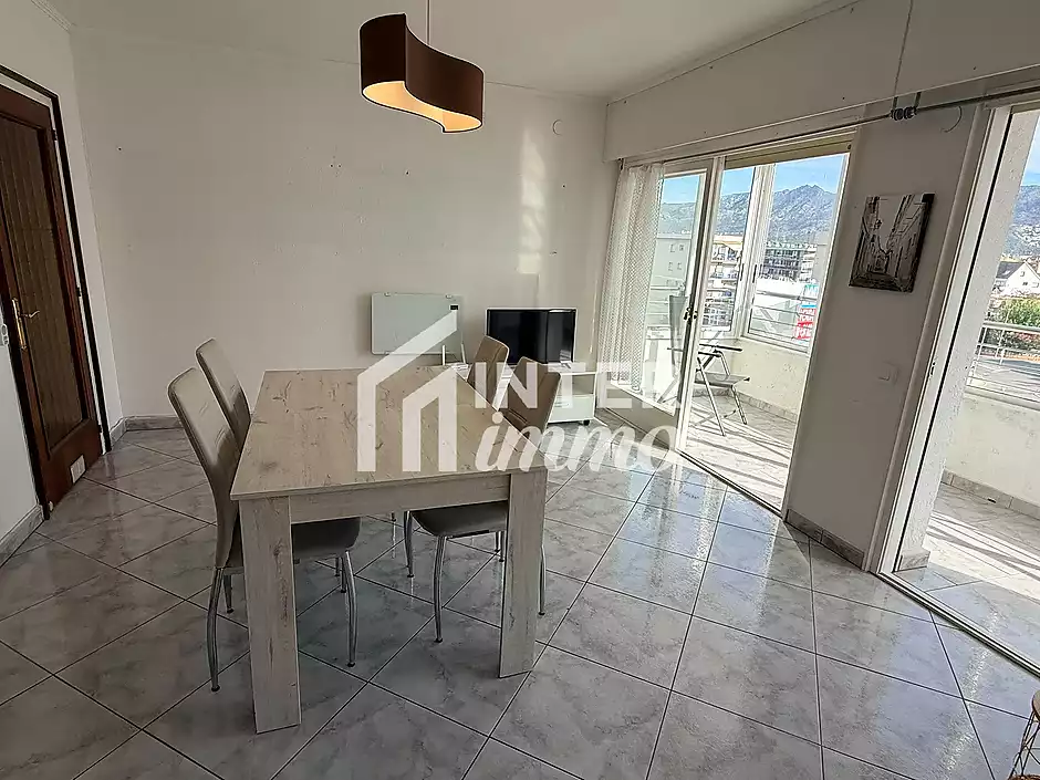 Primera línea, vista al mar, parking, piscinas y jardines sobre la playa. - foto 13 de 60