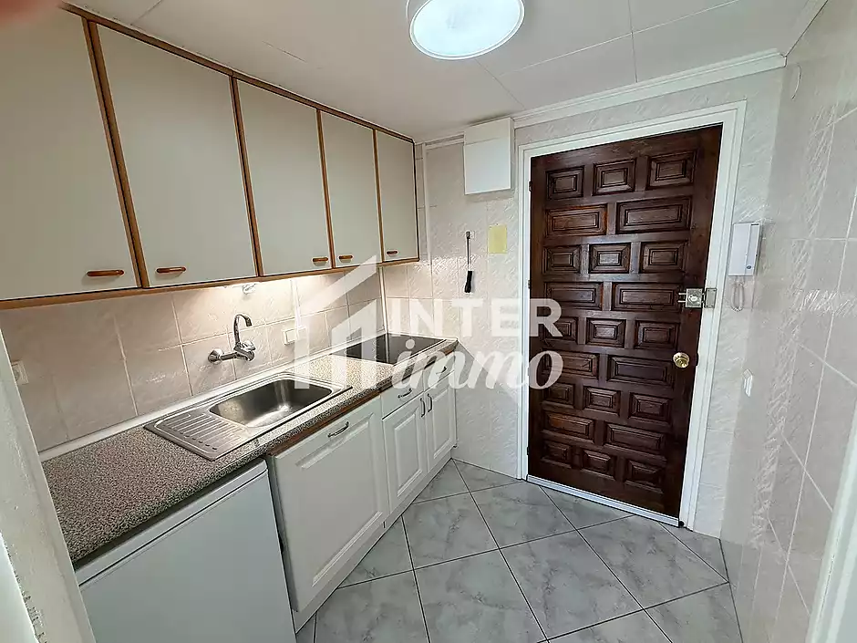 Primera línea, vista al mar, parking, piscinas y jardines sobre la playa. - foto 17 de 60