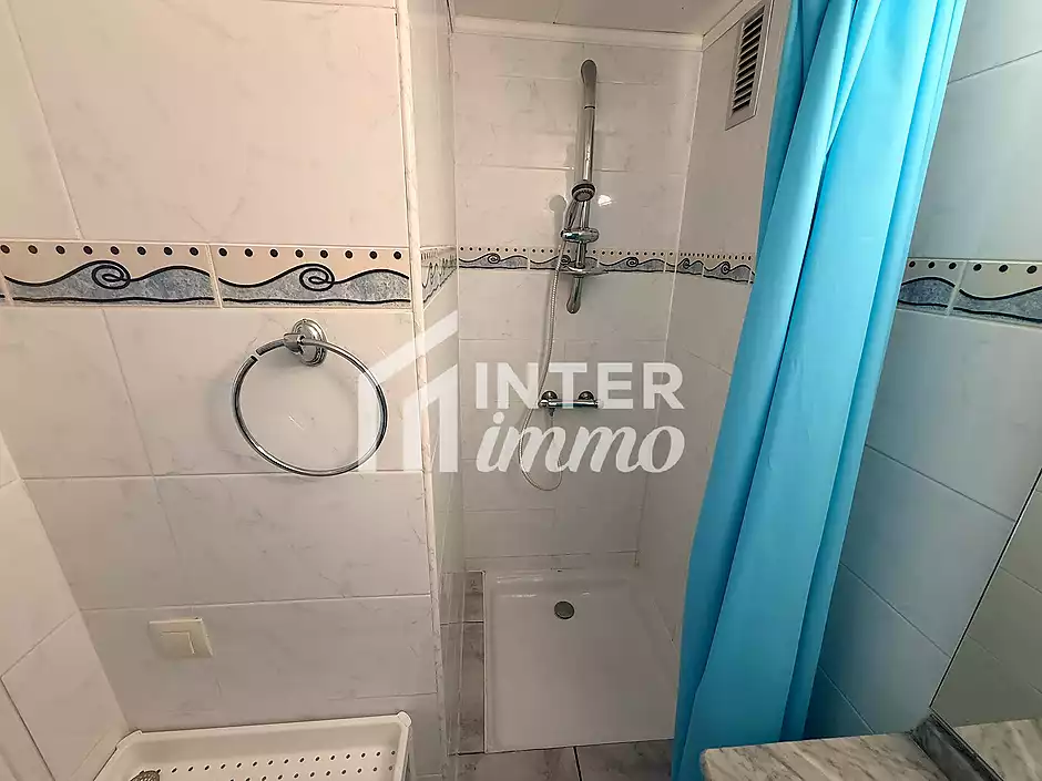 Primera línea, vista al mar, parking, piscinas y jardines sobre la playa. - foto 24 de 60