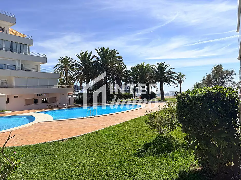Primera línea, vista al mar, parking, piscinas y jardines sobre la playa. - foto 32 de 60