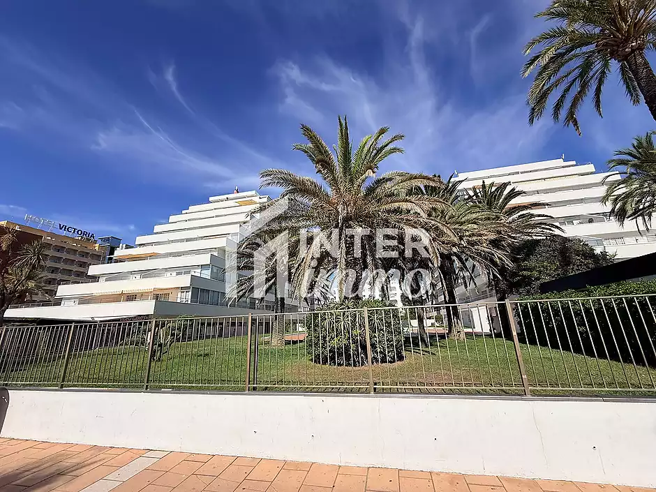 Primera línea, vista al mar, parking, piscinas y jardines sobre la playa. - foto 34 de 60