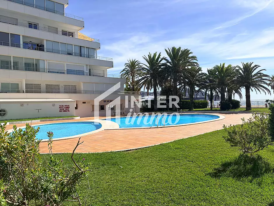 Primera línea, vista al mar, parking, piscinas y jardines sobre la playa. - foto 35 de 60