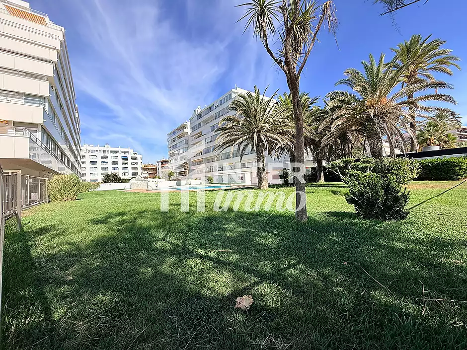 Primera línea, vista al mar, parking, piscinas y jardines sobre la playa. - foto 36 de 60