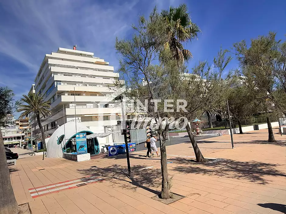 Primera línea, vista al mar, parking, piscinas y jardines sobre la playa. - foto 37 de 60