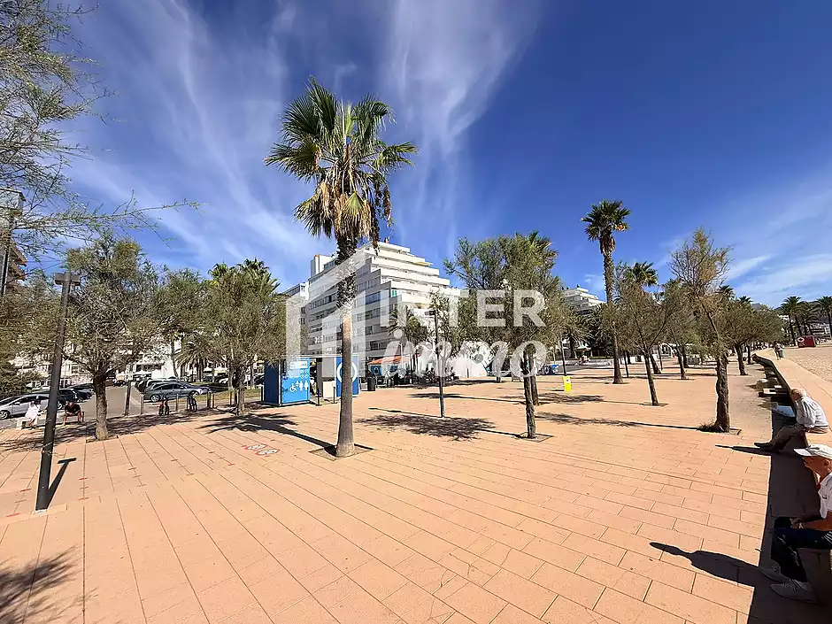 Primera línea, vista al mar, parking, piscinas y jardines sobre la playa. - foto 39 de 60