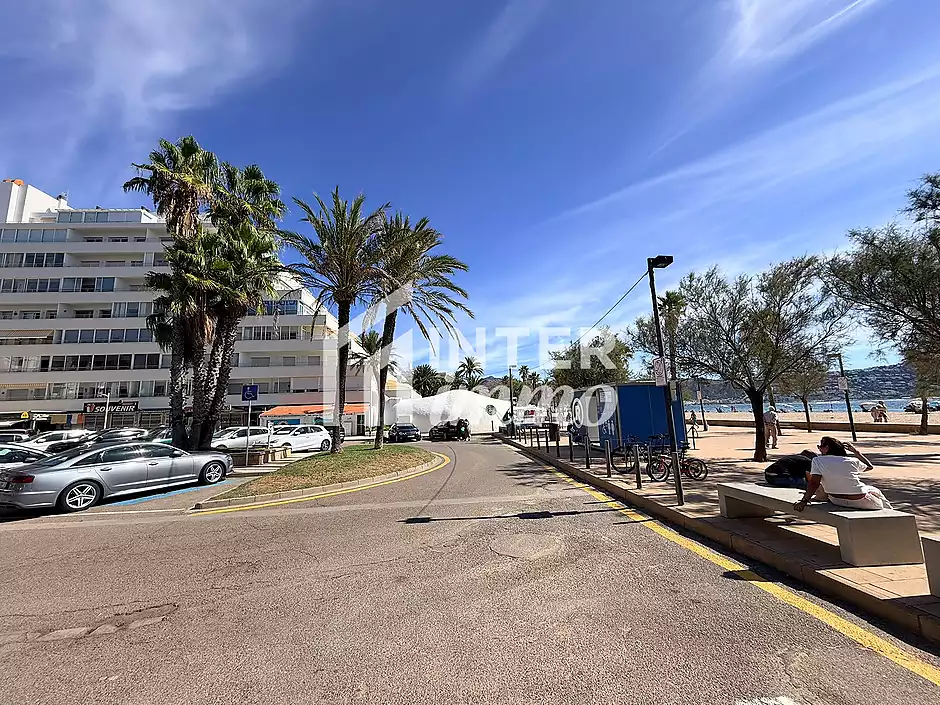 Primera línea, vista al mar, parking, piscinas y jardines sobre la playa. - foto 44 de 60