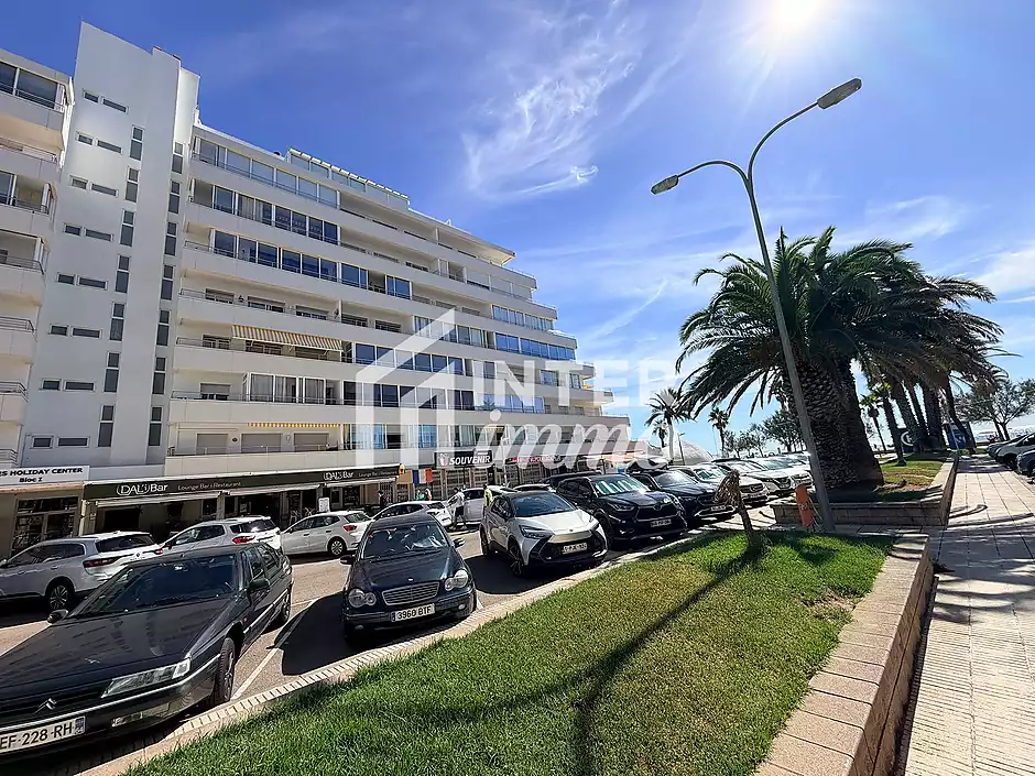 Primera línea, vista al mar, parking, piscinas y jardines sobre la playa. - foto 45 de 60