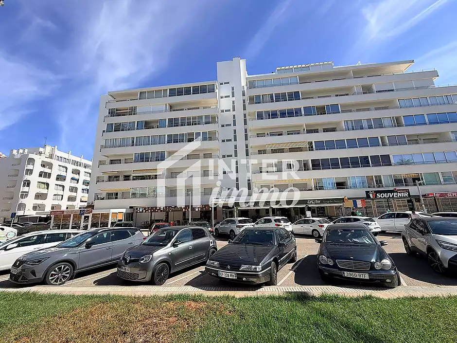 Primera línea, vista al mar, parking, piscinas y jardines sobre la playa. - foto 46 de 60