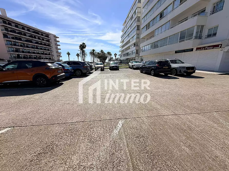 Primera línea, vista al mar, parking, piscinas y jardines sobre la playa. - foto 49 de 60