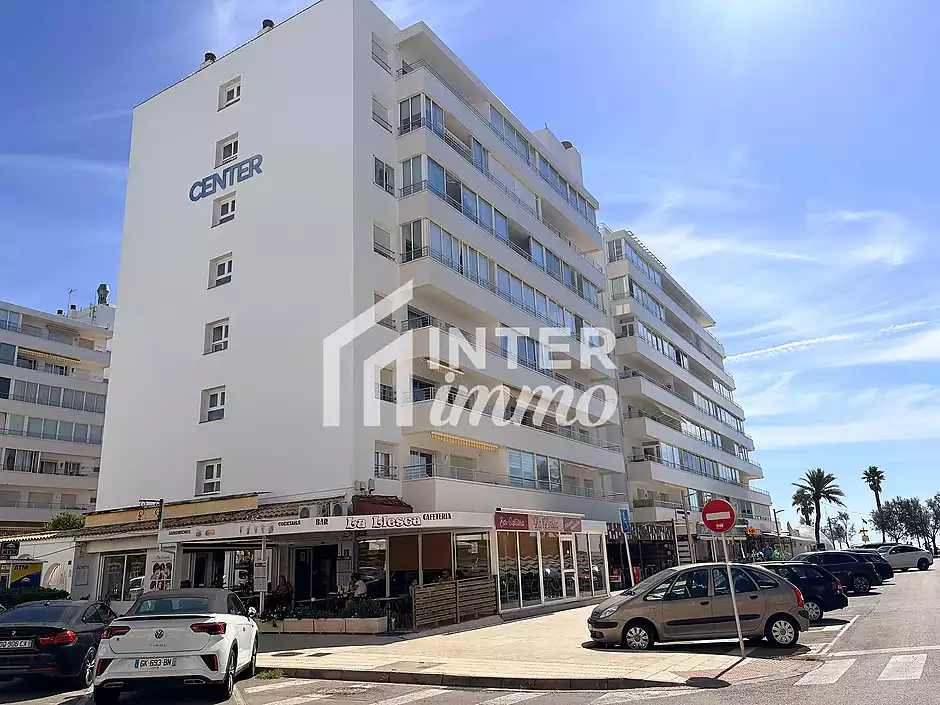 Primera línea, vista al mar, parking, piscinas y jardines sobre la playa. - foto 53 de 60