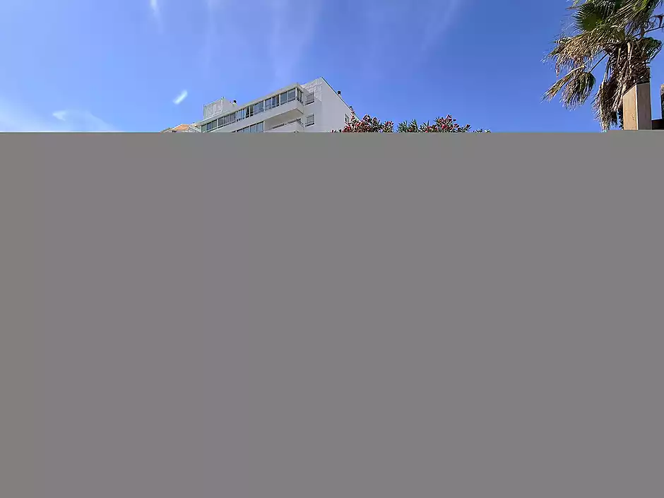 Primera línea, vista al mar, parking, piscinas y jardines sobre la playa. - foto 55 de 60