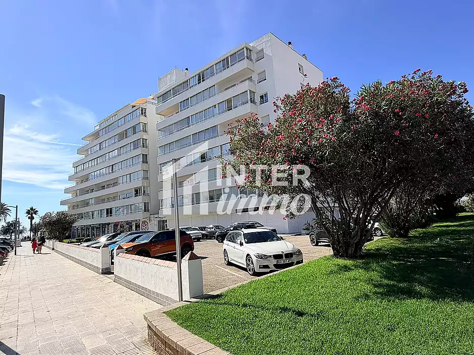 Primera línea, vista al mar, parking, piscinas y jardines sobre la playa. - foto 57 de 60