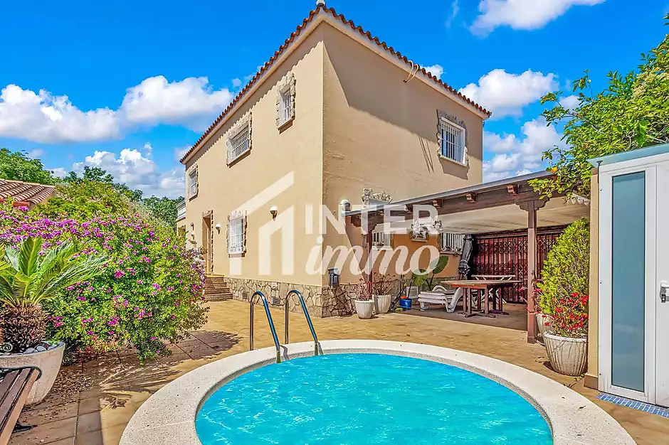 MAS NOU Maison spacieuse avec 5 chambres, garage priv&eacute;, jardin, terrasses et jacuzzi relaxant - photo 1 sur 44