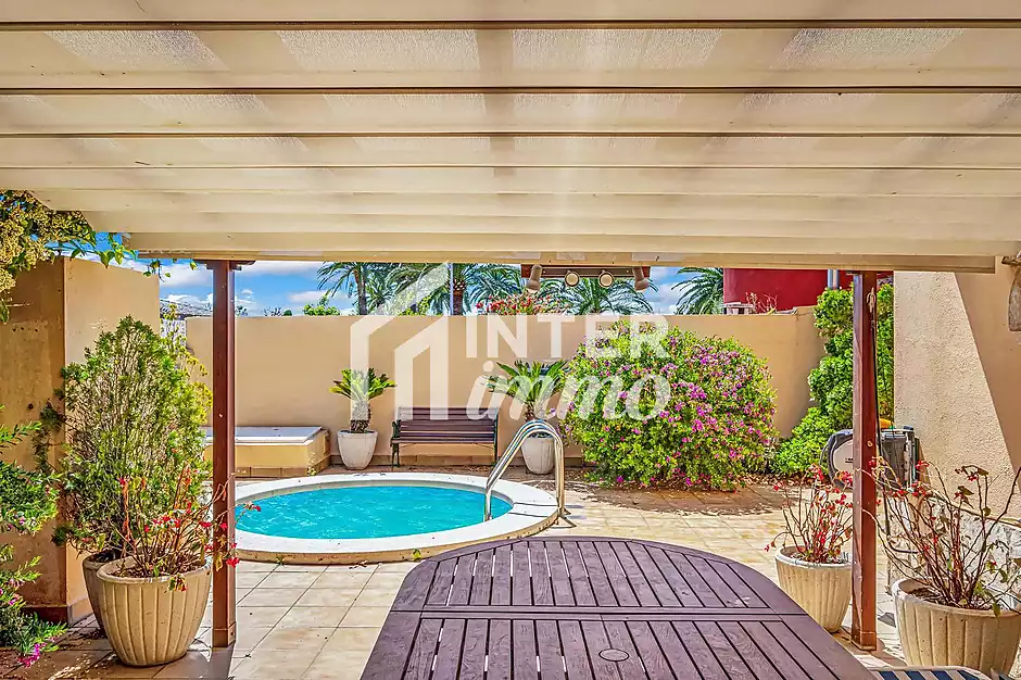 MAS NOU Maison spacieuse avec 5 chambres, garage priv&eacute;, jardin, terrasses et jacuzzi relaxant - photo 2 sur 44