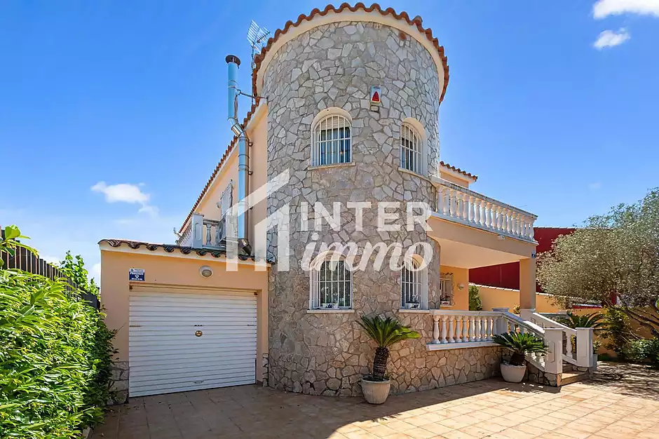 MAS NOU Maison spacieuse avec 5 chambres, garage priv&eacute;, jardin, terrasses et jacuzzi relaxant - photo 3 sur 44