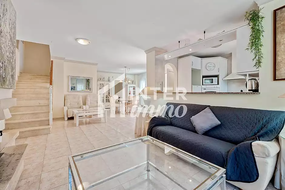 MAS NOU Maison spacieuse avec 5 chambres, garage priv&eacute;, jardin, terrasses et jacuzzi relaxant - photo 4 sur 44