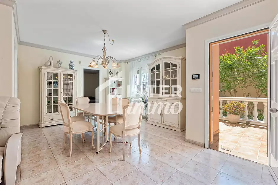 MAS NOU Maison spacieuse avec 5 chambres, garage priv&eacute;, jardin, terrasses et jacuzzi relaxant - photo 6 sur 44