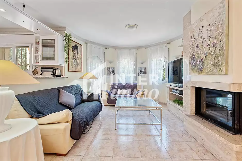 MAS NOU Maison spacieuse avec 5 chambres, garage priv&eacute;, jardin, terrasses et jacuzzi relaxant - photo 7 sur 44