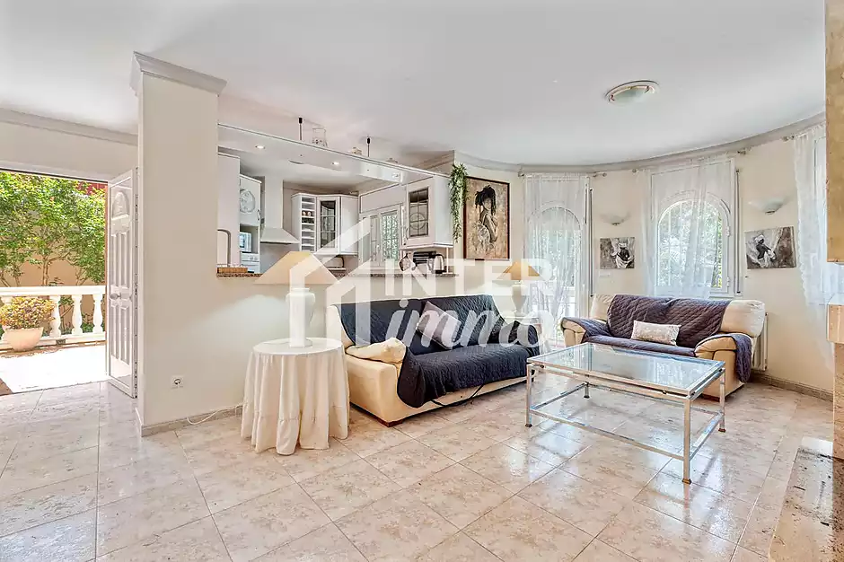 MAS NOU Maison spacieuse avec 5 chambres, garage priv&eacute;, jardin, terrasses et jacuzzi relaxant - photo 8 sur 44