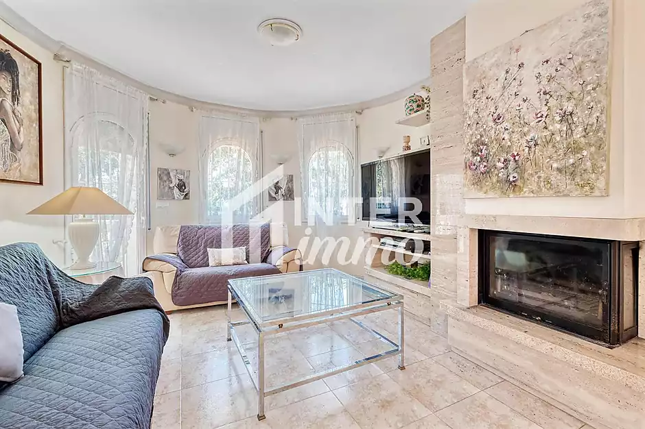 MAS NOU Maison spacieuse avec 5 chambres, garage priv&eacute;, jardin, terrasses et jacuzzi relaxant - photo 9 sur 44