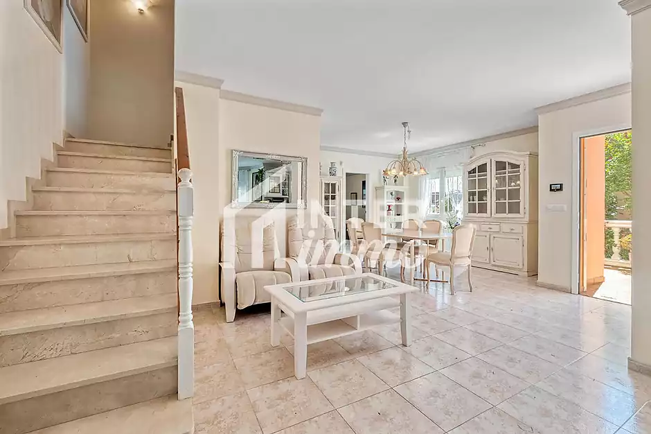 MAS NOU Maison spacieuse avec 5 chambres, garage priv&eacute;, jardin, terrasses et jacuzzi relaxant - photo 10 sur 44