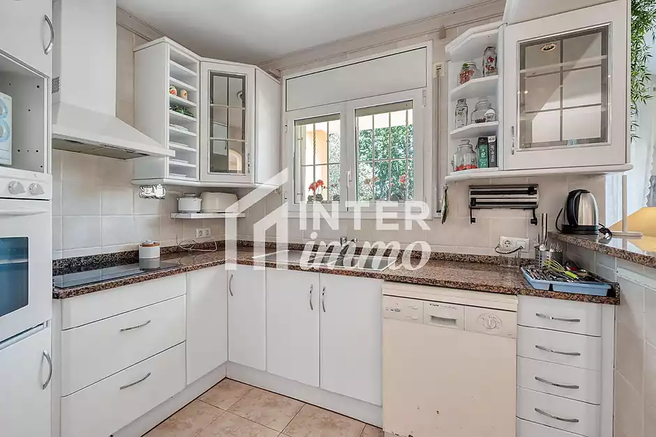 MAS NOU Maison spacieuse avec 5 chambres, garage priv&eacute;, jardin, terrasses et jacuzzi relaxant - photo 11 sur 44