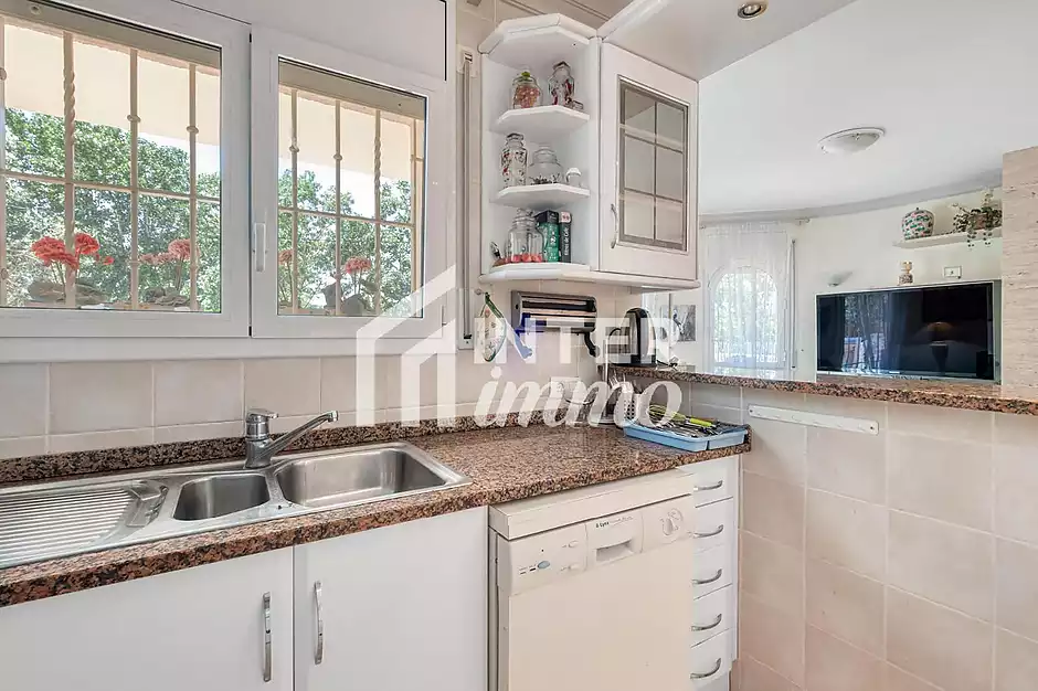 MAS NOU Maison spacieuse avec 5 chambres, garage priv&eacute;, jardin, terrasses et jacuzzi relaxant - photo 12 sur 44