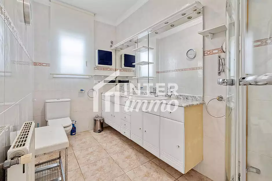 MAS NOU Maison spacieuse avec 5 chambres, garage priv&eacute;, jardin, terrasses et jacuzzi relaxant - photo 16 sur 44