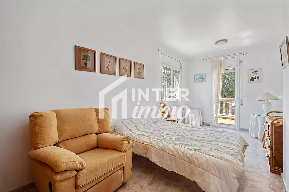 MAS NOU Maison spacieuse avec 5 chambres, garage priv&eacute;, jardin, terrasses et jacuzzi relaxant - photo 20 sur 44
