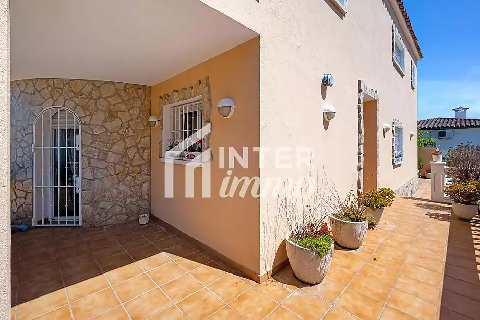 MAS NOU Maison spacieuse avec 5 chambres, garage priv&eacute;, jardin, terrasses et jacuzzi relaxant - photo 30 sur 44