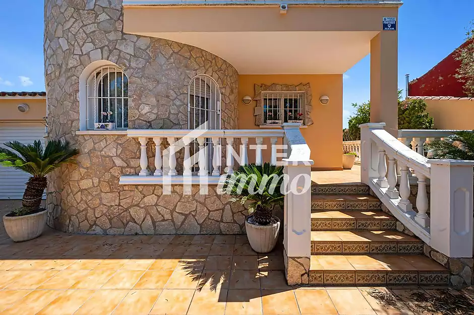 MAS NOU Maison spacieuse avec 5 chambres, garage priv&eacute;, jardin, terrasses et jacuzzi relaxant - photo 31 sur 44
