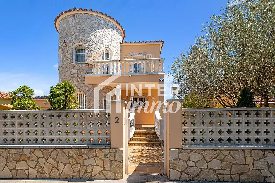 MAS NOU Maison spacieuse avec 5 chambres, garage priv&eacute;, jardin, terrasses et jacuzzi relaxant - photo 32 sur 44