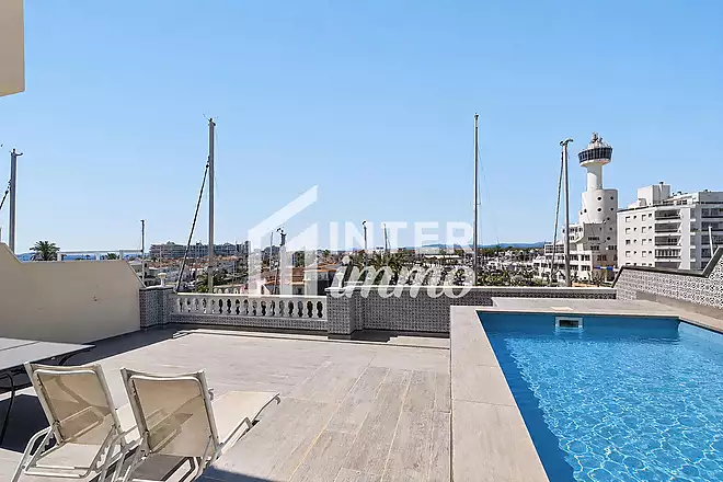CAVALL DE MAR Àtic-dúplex amb gran terrassa, piscina privada i vistes al canal