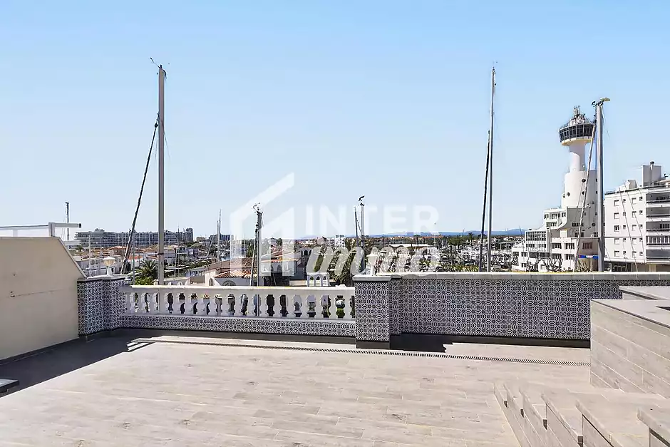 CAVALL DE MAR &Agrave;tic-d&uacute;plex amb gran terrassa, piscina privada i vistes al canal - foto 8 de 40