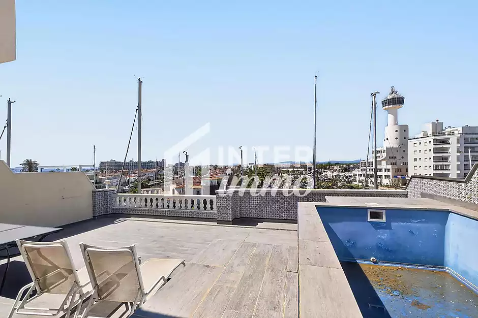 CAVALL DE MAR &Agrave;tic-d&uacute;plex amb gran terrassa, piscina privada i vistes al canal - foto 35 de 40